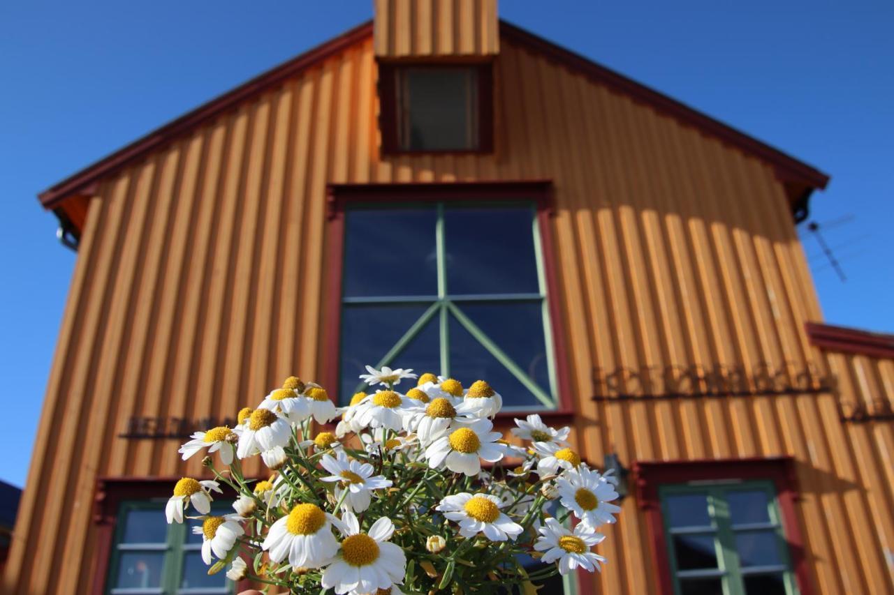 Heimbrygga Restaurant & Accommodation Skrova 外观 照片